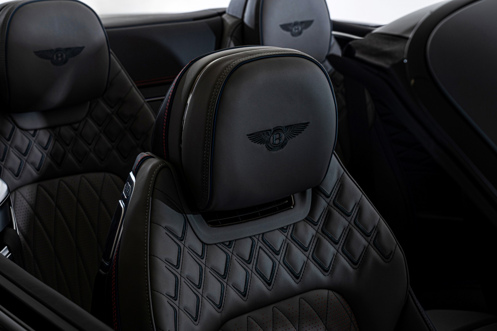 Bentley Caldera Collection: Όταν η Σαντορίνη εμπνέει την Bentley
