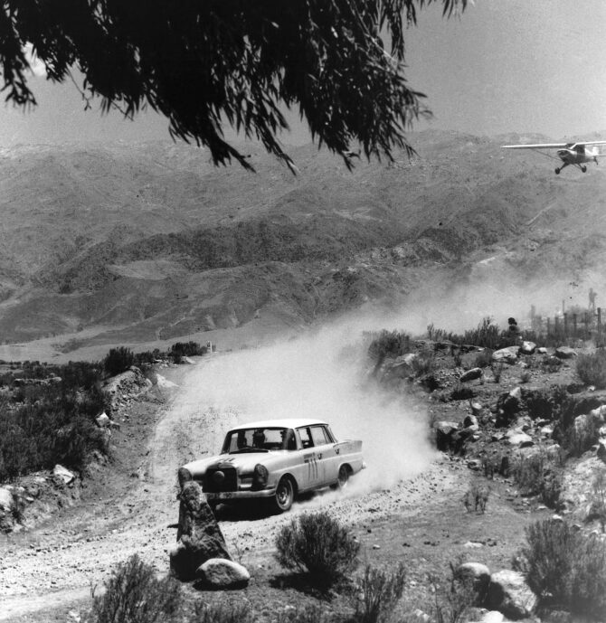 Ewy RosqvistUrsula Wirth (VI Gran Premio Internacional Standard Supermovil YPF) Mercedes Benz 220 SE (W 111) 1962 (1)