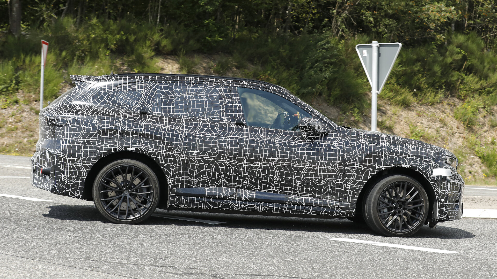 New BMW iX5 M spy shot 007 New BMW iX5 M spy shot 007