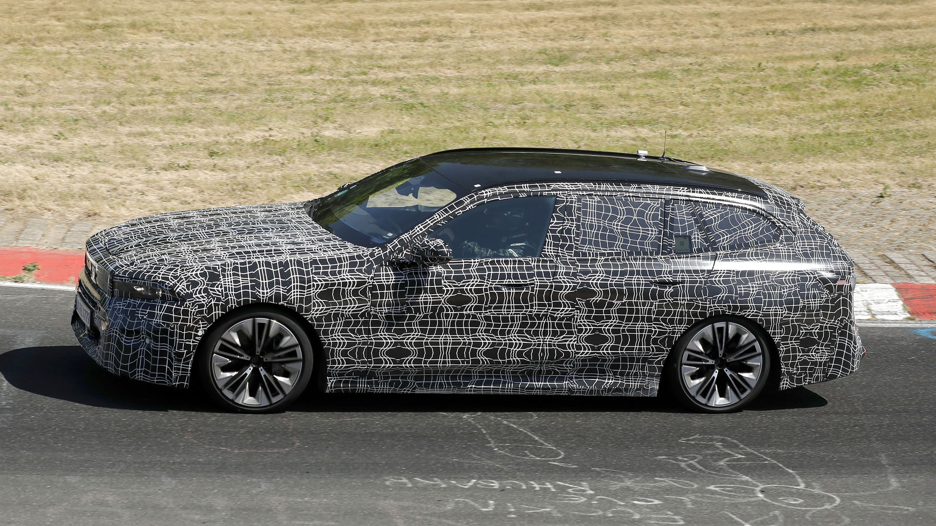BMW Seira 5 spy shots 2026 (5) BMW Seira 5 spy shots 2026 (5)