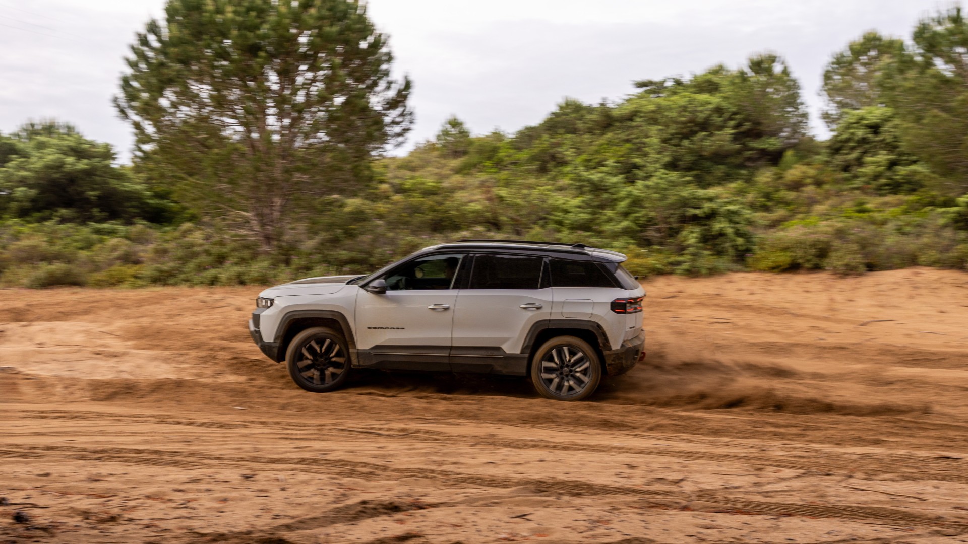 Jeep Compass: Νέες εκδόσεις από 37.990 ευρώ και με έως 660 χιλιόμετρα αυτονομίας