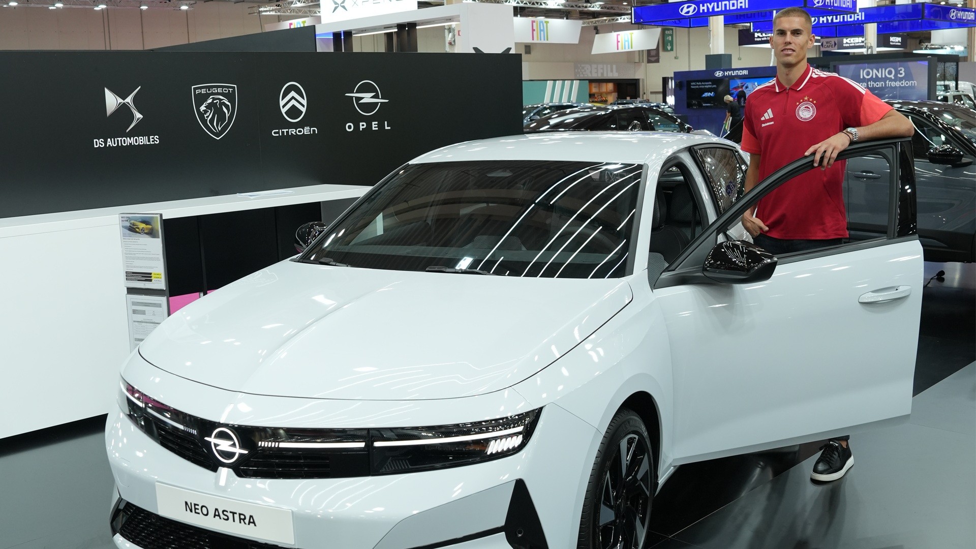 Opel Auto Athina 2026 Olympiacos 3 Opel: Οι παίκτες του Ολυμπιακού στο περίπτερό της στην «Auto Athina 2026»